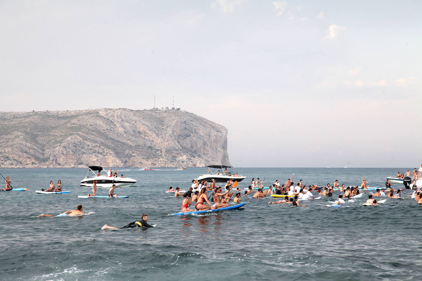 El valenciano Óscar Serra falleció el 17 de julio en México al golpearse en la cabeza contra el fondo cuando intentaba cabalgar una ola en la playa de Zicatela, en Puerto Escondido, Oaxaca. Este domingo, el mundo del surf, familiares, amigos y conocidos, le han rendido en Xàbia un emotivo homenaje. 