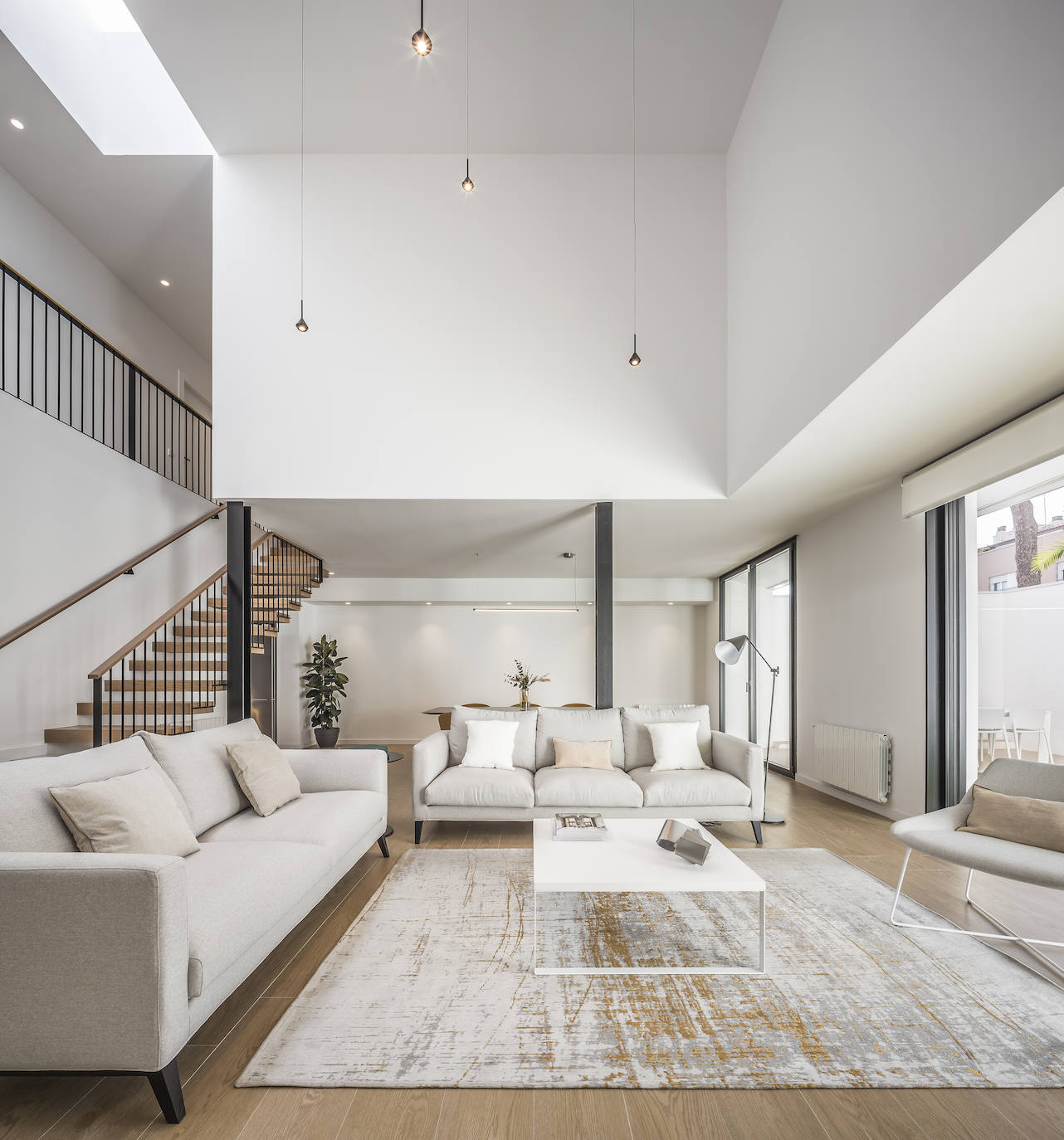 En la vivienda de Javier Solís Se han actualizado las formas con los códigos de la arquitectura contemporánea, una renovación centenaria en el centro de Godella de la mano del arquitecto Nacho Díaz. La habitación principal de la vivienda cuenta con vestidor y baño en suite, el despacho está decorado con mobiliario de diseño y el salón-comedor-cocina cuenta con el gran lucernario. La escalera principal está realizada en microcemento y madera, el detalle de estar suspendida aporta sensación de amplitud. La vista exterior de la vivienda está planteada en forma de cubo.