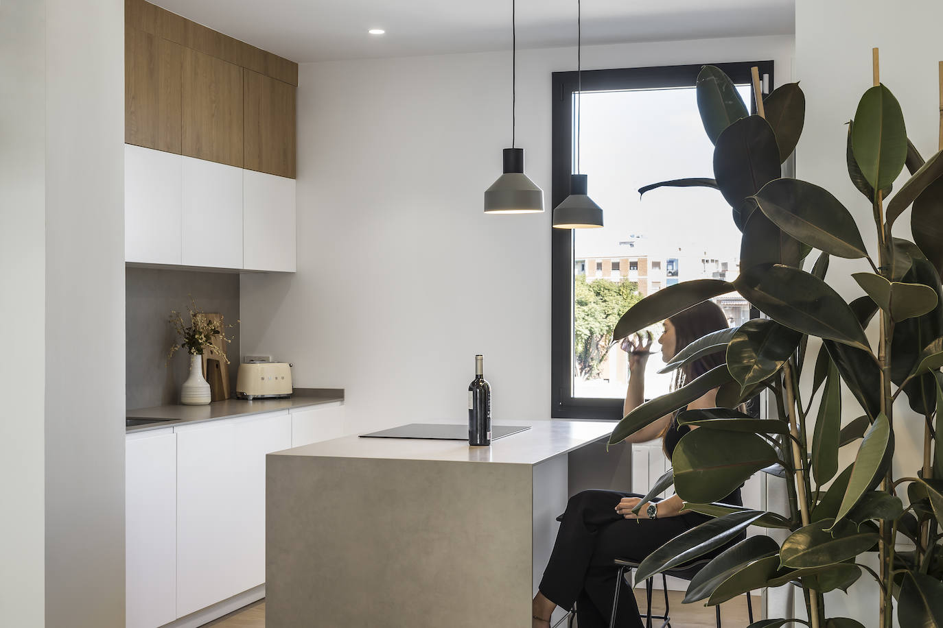 En la vivienda de Javier Solís Se han actualizado las formas con los códigos de la arquitectura contemporánea, una renovación centenaria en el centro de Godella de la mano del arquitecto Nacho Díaz. La habitación principal de la vivienda cuenta con vestidor y baño en suite, el despacho está decorado con mobiliario de diseño y el salón-comedor-cocina cuenta con el gran lucernario. La escalera principal está realizada en microcemento y madera, el detalle de estar suspendida aporta sensación de amplitud. La vista exterior de la vivienda está planteada en forma de cubo.