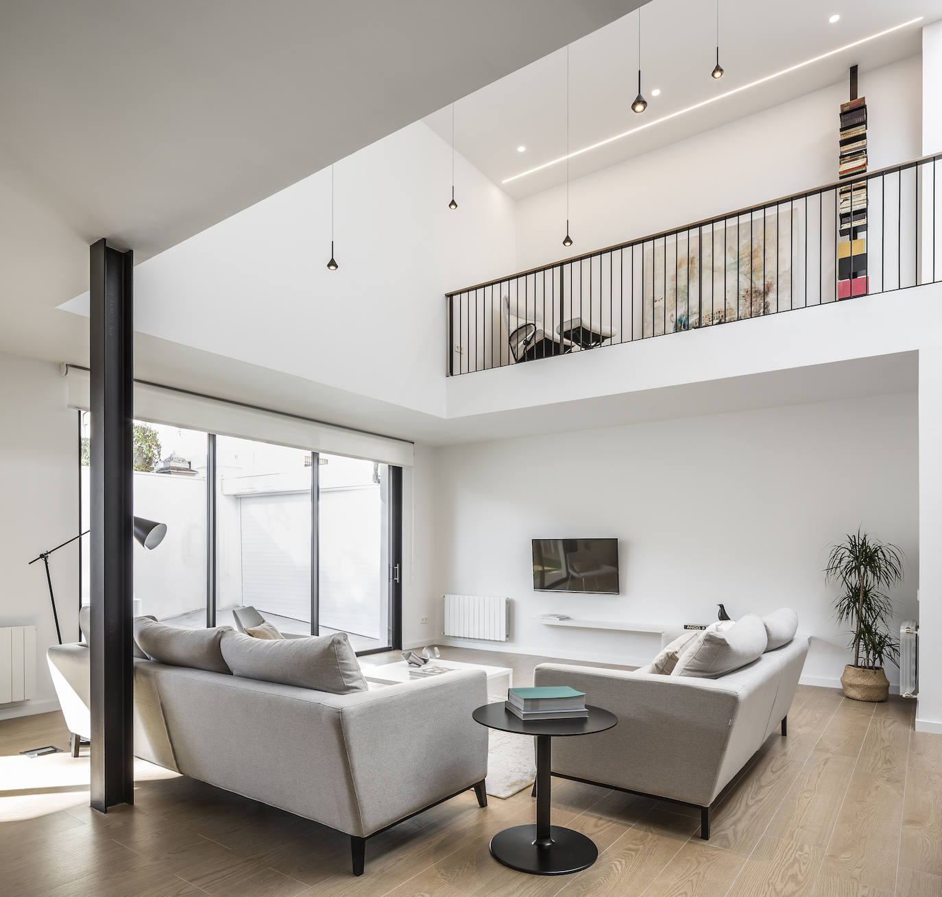 En la vivienda de Javier Solís Se han actualizado las formas con los códigos de la arquitectura contemporánea, una renovación centenaria en el centro de Godella de la mano del arquitecto Nacho Díaz. La habitación principal de la vivienda cuenta con vestidor y baño en suite, el despacho está decorado con mobiliario de diseño y el salón-comedor-cocina cuenta con el gran lucernario. La escalera principal está realizada en microcemento y madera, el detalle de estar suspendida aporta sensación de amplitud. La vista exterior de la vivienda está planteada en forma de cubo.