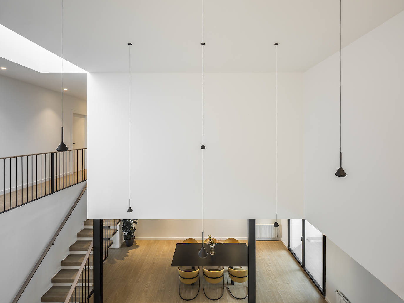 En la vivienda de Javier Solís Se han actualizado las formas con los códigos de la arquitectura contemporánea, una renovación centenaria en el centro de Godella de la mano del arquitecto Nacho Díaz. La habitación principal de la vivienda cuenta con vestidor y baño en suite, el despacho está decorado con mobiliario de diseño y el salón-comedor-cocina cuenta con el gran lucernario. La escalera principal está realizada en microcemento y madera, el detalle de estar suspendida aporta sensación de amplitud. La vista exterior de la vivienda está planteada en forma de cubo.