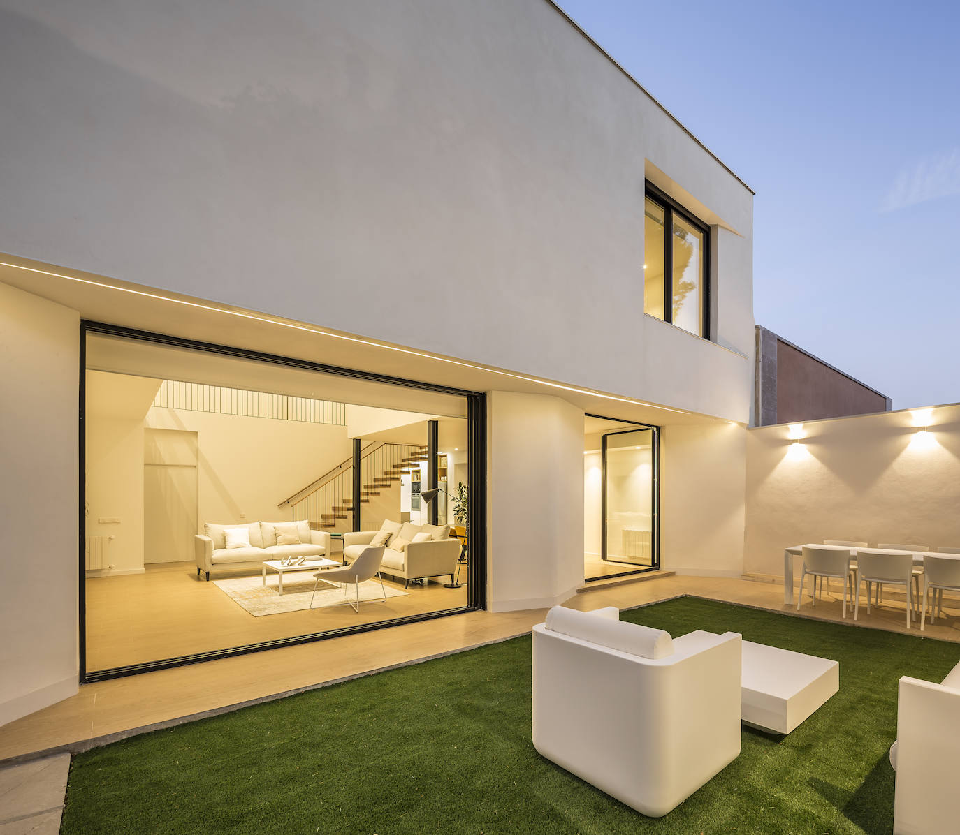 En la vivienda de Javier Solís Se han actualizado las formas con los códigos de la arquitectura contemporánea, una renovación centenaria en el centro de Godella de la mano del arquitecto Nacho Díaz. La habitación principal de la vivienda cuenta con vestidor y baño en suite, el despacho está decorado con mobiliario de diseño y el salón-comedor-cocina cuenta con el gran lucernario. La escalera principal está realizada en microcemento y madera, el detalle de estar suspendida aporta sensación de amplitud. La vista exterior de la vivienda está planteada en forma de cubo.