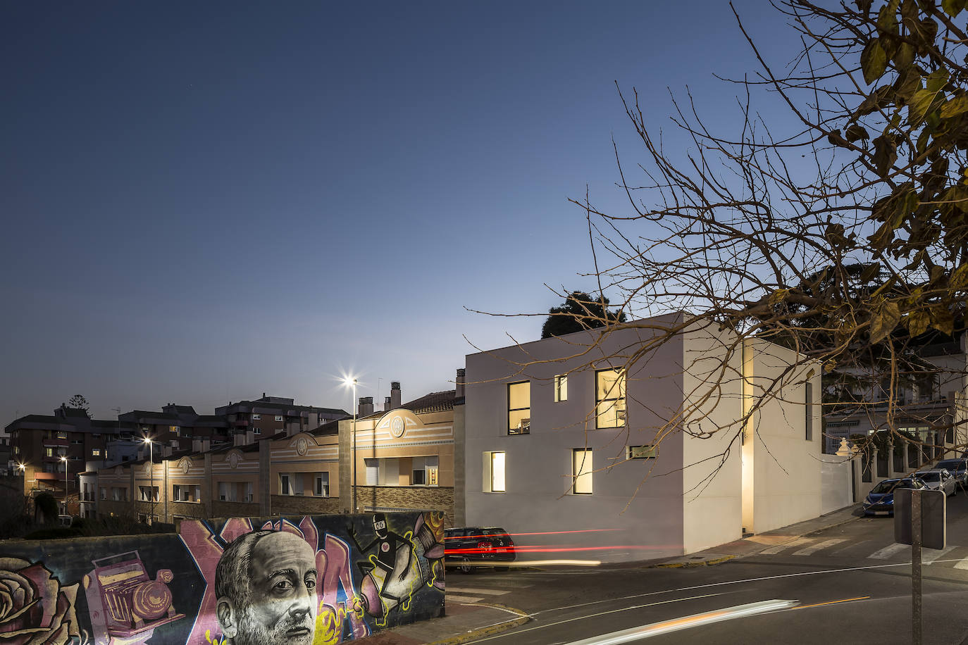 En la vivienda de Javier Solís Se han actualizado las formas con los códigos de la arquitectura contemporánea, una renovación centenaria en el centro de Godella de la mano del arquitecto Nacho Díaz. La habitación principal de la vivienda cuenta con vestidor y baño en suite, el despacho está decorado con mobiliario de diseño y el salón-comedor-cocina cuenta con el gran lucernario. La escalera principal está realizada en microcemento y madera, el detalle de estar suspendida aporta sensación de amplitud. La vista exterior de la vivienda está planteada en forma de cubo.