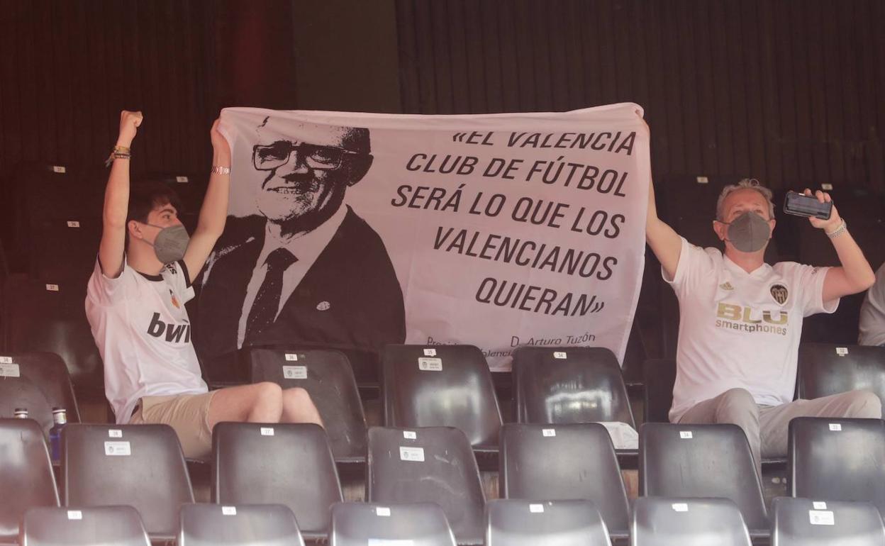 Aficionados en la grada de Mestalla en el Valencia-Eibar de la pasada campaña. 