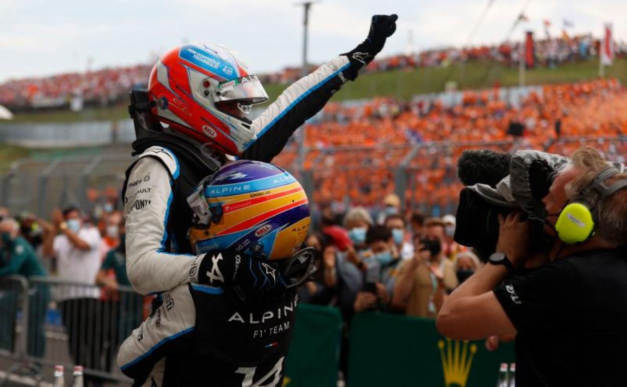 Alonso levanta por los aires a Esteban Ocon.