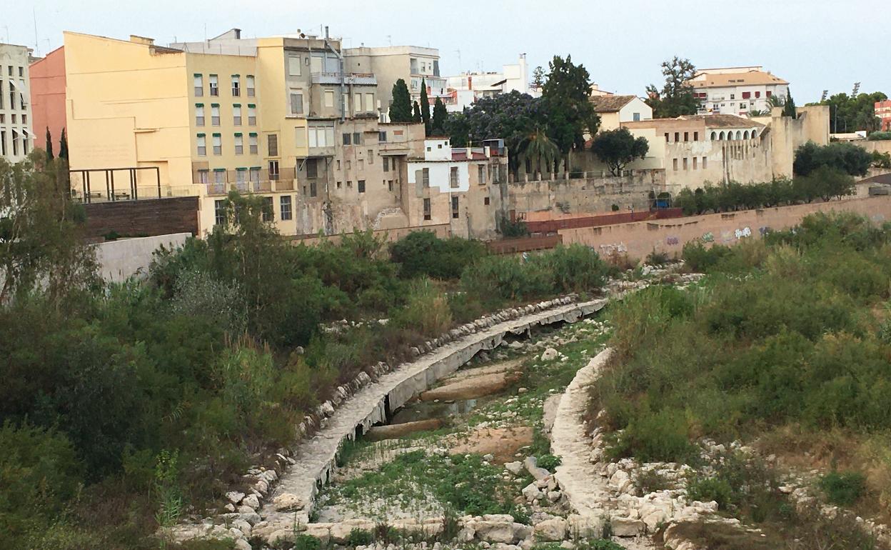 Cauce del río Serpis a su paso por el centro de Gandia, dañado por los últimos temporales. 