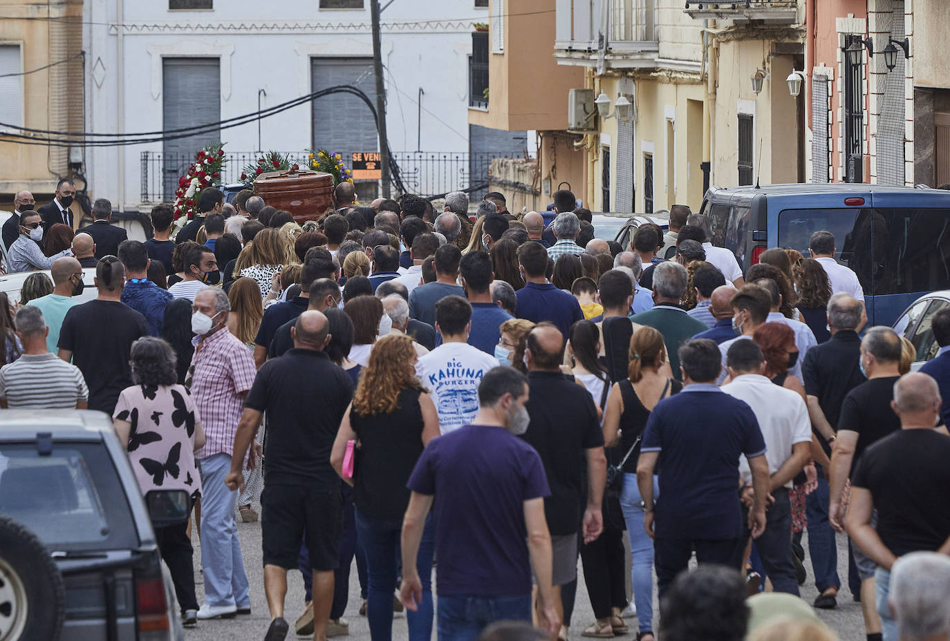 El Genovés llora la marcha de un mito. De su mito. Paco Cabanes, la mayor leyenda de la pilota valenciana, falleció este sábado a los 66 años y este domingo 1 de agosto ha sido despedido con honores por el pueblo que le vio nacer. Numerosos amigos y aficionados se han desplazado a la localidad de la Costera para dar su último adiós al genio que revolucionó los trinquets. 