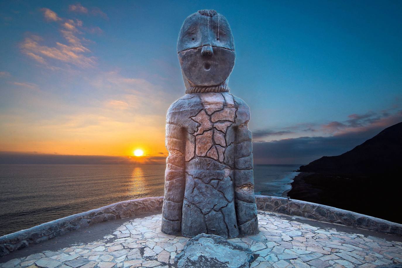 15.- ASENTAMIENTO Y MOMIFICACIÓN ARTIFICIAL DE LA CULTURA CHINCHORRO EN LA REGIÓN DE ARICA Y PARINACOTA (CHILE) | El Faldeo Norte del Morro de Arica, Colón 10 y la Desembocadura de Camarones, los dos primeros en la ciudad de Arica y el último en un entorno rural 100 km. más al sur, forman parte de este asentamiento. Desde aproximadamente el año 5440 hasta el año 890 a.C., este pueblo habitó estos lugares, donde dejaron la evidencia arqueológica más antigua conocida de la momificación artificial de cuerpos, además de pruebas de la evolución de sus complejas prácticas funerarias. 
