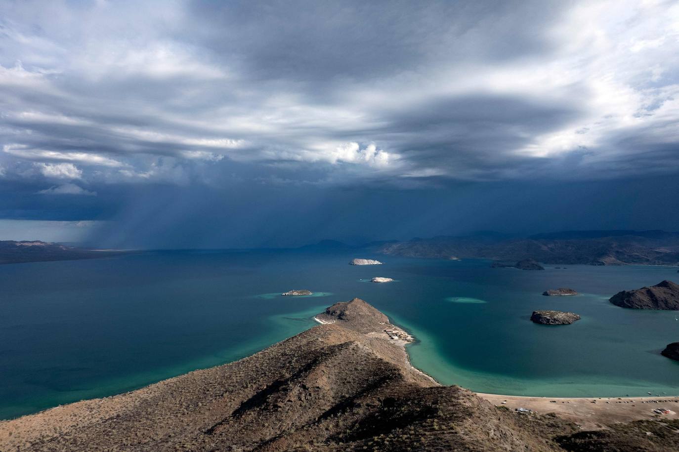 17- ISLAS DEL MAR DE CORTÉS | El Golfo de California, también conocido como el Mar de Cortés, y sus islas forman parte de la lista del Patrimonio Mundial de la UNESCO como hogar de 695 especies de plantas vasculares, más que en cualquier propiedad marina e insular de la Lista del Patrimonio Mundial. Igualmente excepcional es el número de especies de peces: 891, 90 de ellas endémicas. El lugar, además, contiene el 39% del número total de especies de mamíferos marinos del mundo y un tercio de las especies de cetáceos marinos del mundo.