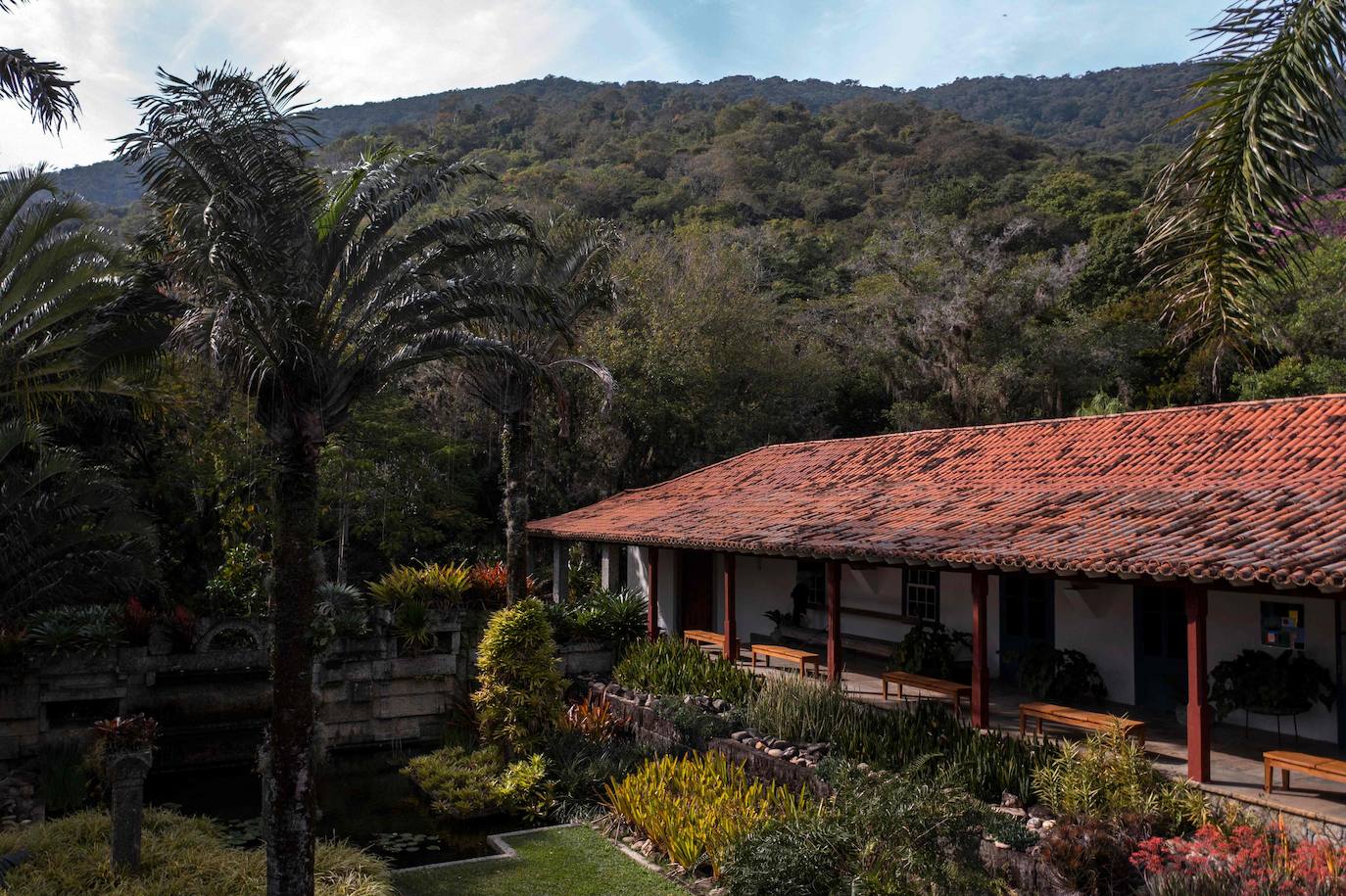 9.- SITIO ROBERTO BURLE MARX (BRASIL) | Durante más de 40 años, el arquitecto paisajista Roberto Burle Marx llevó a cabo un proyecto al oeste de Río de Janeiro que pretende ser una "obra de arte viviente" y "un laboratorio del paisaje". Para ello, hizo uso de la vegetación nativa, dotándola de un estilo modernista que inició en 1949. Este jardín paisajístico acabó siendo una de las principales influencias para la creación de numerosos jardines modernos de todo el mundo.