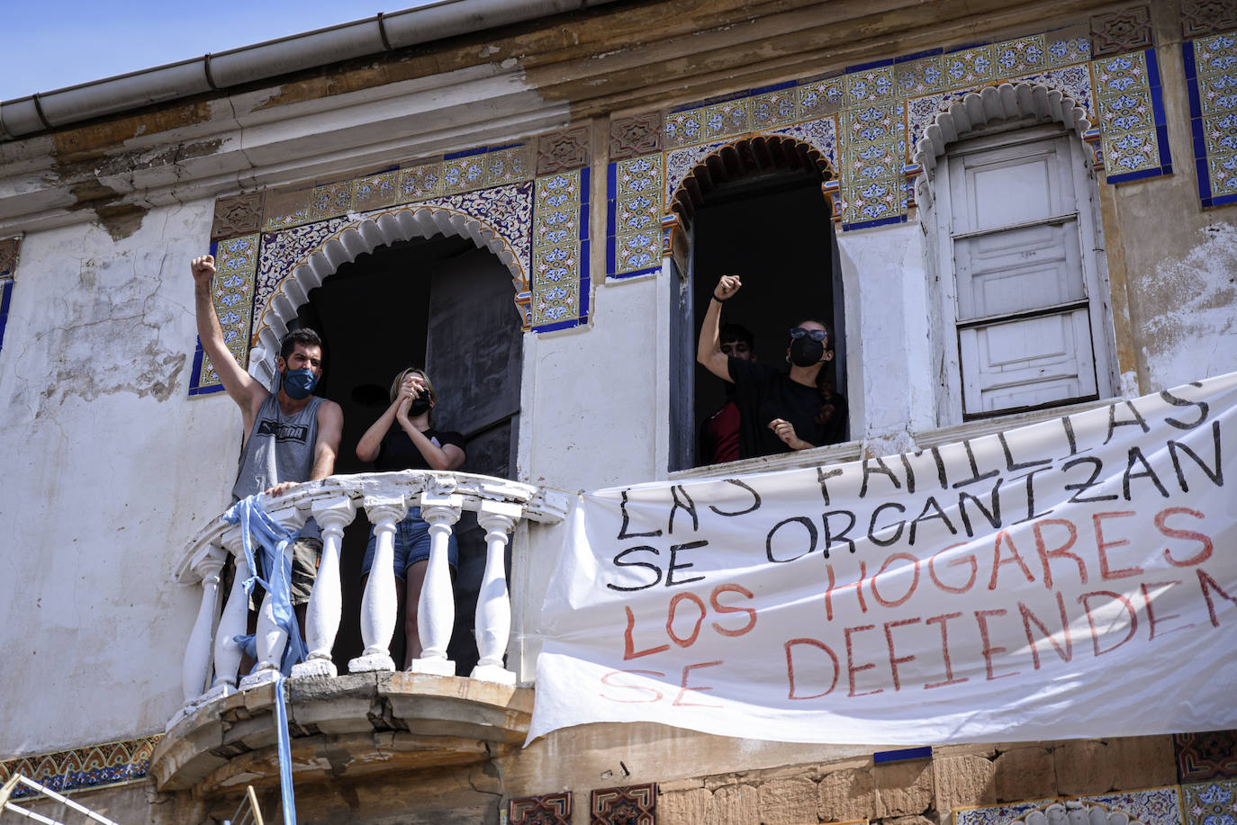 Los vecinos de dos edificios de la calle Manuel Arnau se han atrincherado este lunes para evitar el desalojo de las viviendas. Hace una semana que la policía notificó a los vecinos que debían dejar estas ocho viviendas de los números nueve y once de este callejón sin salida. El mismo en el que se han encontrado las familias: inmigrantes, ocupas, niños y enfermos, familias vulnerables y sin recursos que no tienen dónde ir.