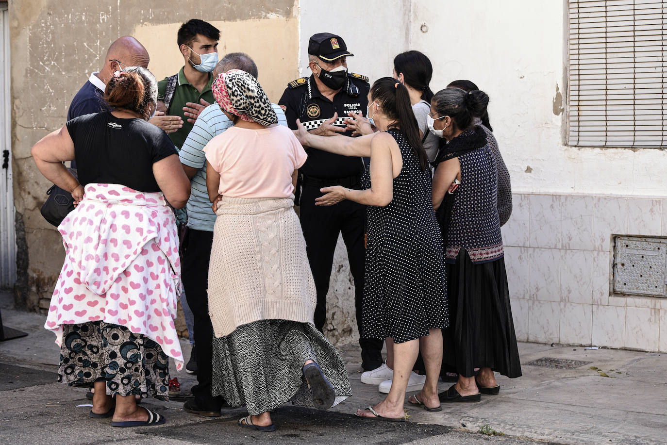 Los vecinos de dos edificios de la calle Manuel Arnau se han atrincherado este lunes para evitar el desalojo de las viviendas. Hace una semana que la policía notificó a los vecinos que debían dejar estas ocho viviendas de los números nueve y once de este callejón sin salida. El mismo en el que se han encontrado las familias: inmigrantes, ocupas, niños y enfermos, familias vulnerables y sin recursos que no tienen dónde ir.