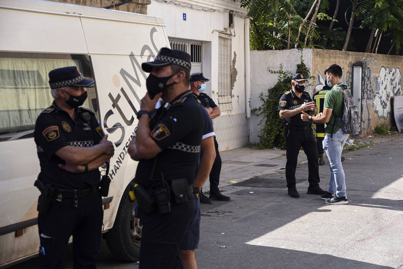 Los vecinos de dos edificios de la calle Manuel Arnau se han atrincherado este lunes para evitar el desalojo de las viviendas. Hace una semana que la policía notificó a los vecinos que debían dejar estas ocho viviendas de los números nueve y once de este callejón sin salida. El mismo en el que se han encontrado las familias: inmigrantes, ocupas, niños y enfermos, familias vulnerables y sin recursos que no tienen dónde ir.