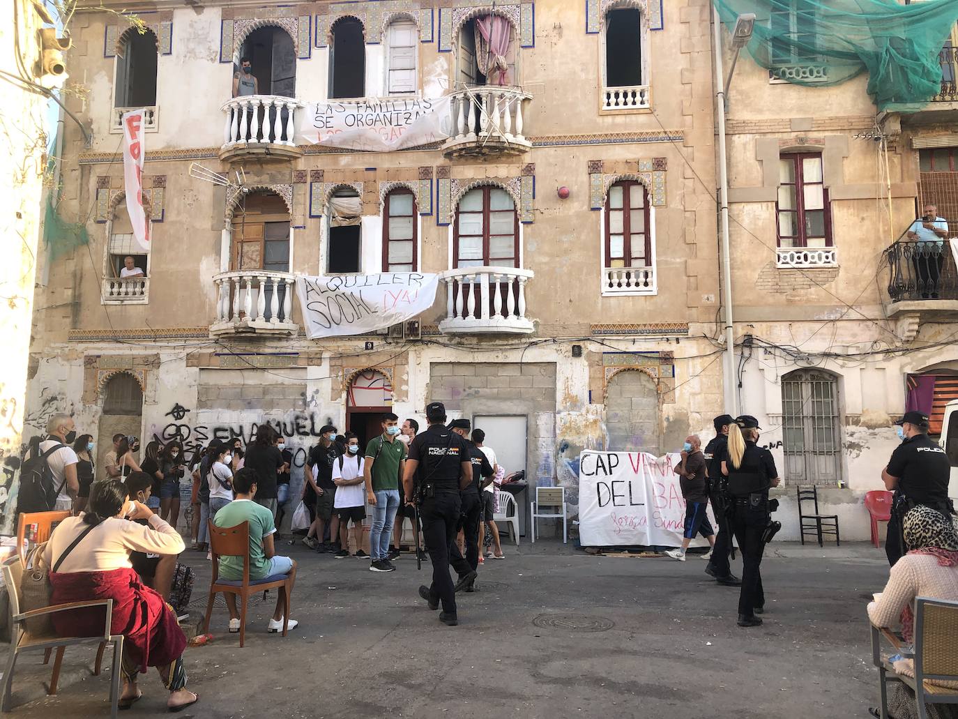 Los vecinos de dos edificios de la calle Manuel Arnau se han atrincherado este lunes para evitar el desalojo de las viviendas. Hace una semana que la policía notificó a los vecinos que debían dejar estas ocho viviendas de los números nueve y once de este callejón sin salida. El mismo en el que se han encontrado las familias: inmigrantes, ocupas, niños y enfermos, familias vulnerables y sin recursos que no tienen dónde ir.