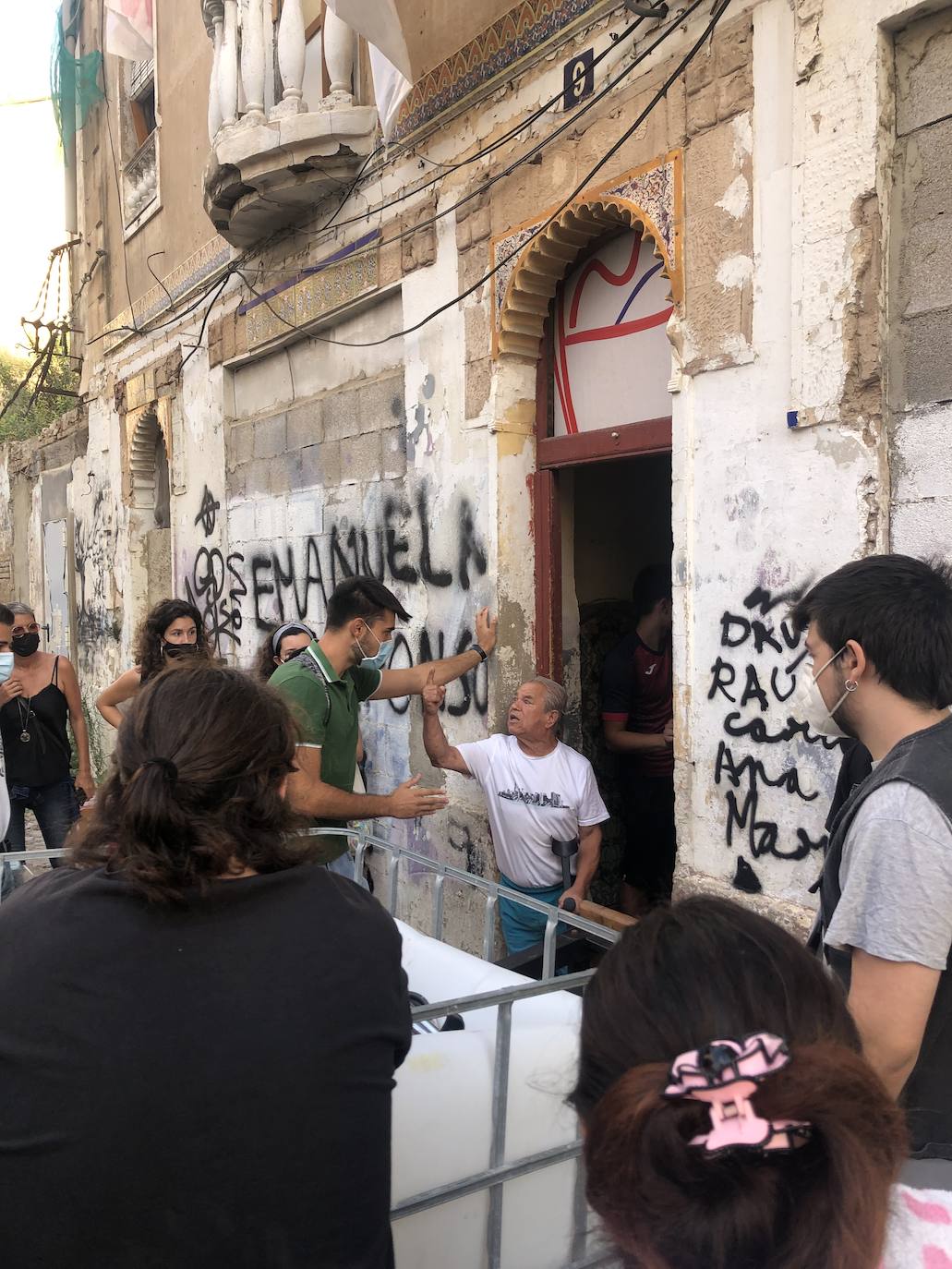 Los vecinos de dos edificios de la calle Manuel Arnau se han atrincherado este lunes para evitar el desalojo de las viviendas. Hace una semana que la policía notificó a los vecinos que debían dejar estas ocho viviendas de los números nueve y once de este callejón sin salida. El mismo en el que se han encontrado las familias: inmigrantes, ocupas, niños y enfermos, familias vulnerables y sin recursos que no tienen dónde ir.