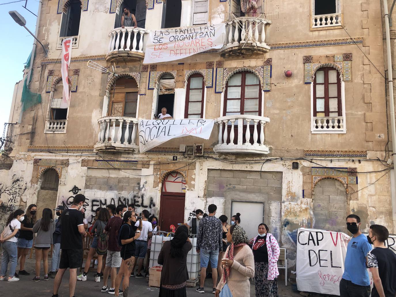 Los vecinos de dos edificios de la calle Manuel Arnau se han atrincherado este lunes para evitar el desalojo de las viviendas. Hace una semana que la policía notificó a los vecinos que debían dejar estas ocho viviendas de los números nueve y once de este callejón sin salida. El mismo en el que se han encontrado las familias: inmigrantes, ocupas, niños y enfermos, familias vulnerables y sin recursos que no tienen dónde ir.