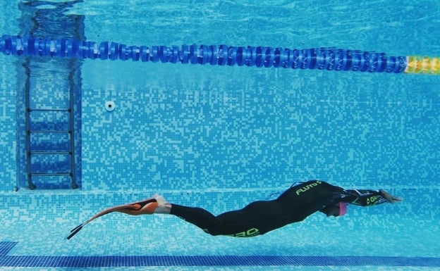 Imagen principal - Aparisi logró un quinto puesto final en el Mundial de apnea el pasado mes de junio en Serbia. 