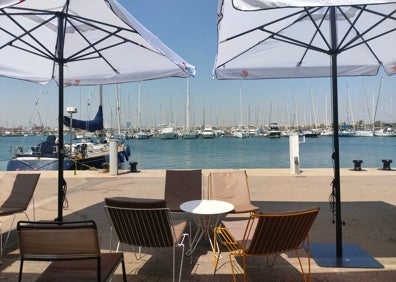 Imagen secundaria 1 - Arriba, terraza y fachada principal del restaurante Azul Sunset Point. Abajo a la izquierda, parte de la terraza más cercana a la orilla, con vistas al embarcadero. Abajo a la derecha, macetas y plantas del restaurante. 