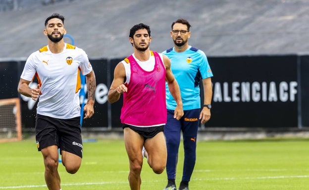 Bordalás observa a Guedes durante un entrenamiento en Paterna. 