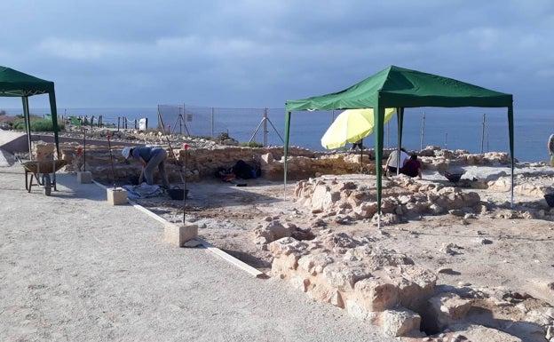 Trabajos de excavación en la Illeta dels Banyets, en El Campello. 