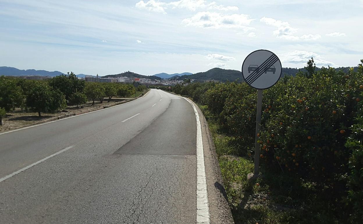 Carretera que se va a ampliar ante la falta de arcenes, con Oliva al fondo. 