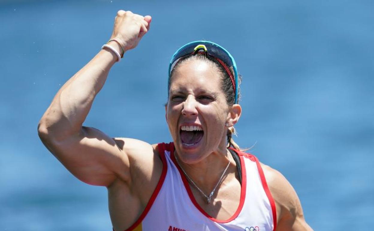 Teresa Portela celebra la medalla de plata en el K1 200. 