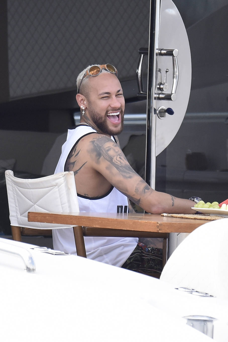 Neymar aprovecha el verano para desconectar a lo grande en Ibiza. El futbolista pasaba este lunes una jornada con amigos en alta mar, al igual que otros compañeros de profesión como Messi, Suárez y Cesc Fábregas, que también se encuentran en la isla disfrutando de las vacaciones.