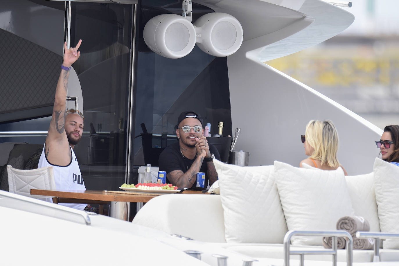 Neymar aprovecha el verano para desconectar a lo grande en Ibiza. El futbolista pasaba este lunes una jornada con amigos en alta mar, al igual que otros compañeros de profesión como Messi, Suárez y Cesc Fábregas, que también se encuentran en la isla disfrutando de las vacaciones.