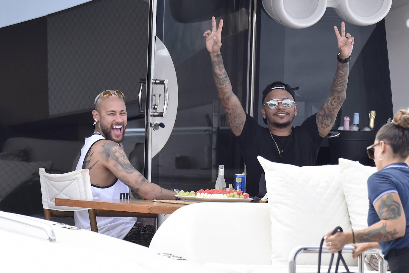 Neymar aprovecha el verano para desconectar a lo grande en Ibiza. El futbolista pasaba este lunes una jornada con amigos en alta mar, al igual que otros compañeros de profesión como Messi, Suárez y Cesc Fábregas, que también se encuentran en la isla disfrutando de las vacaciones.