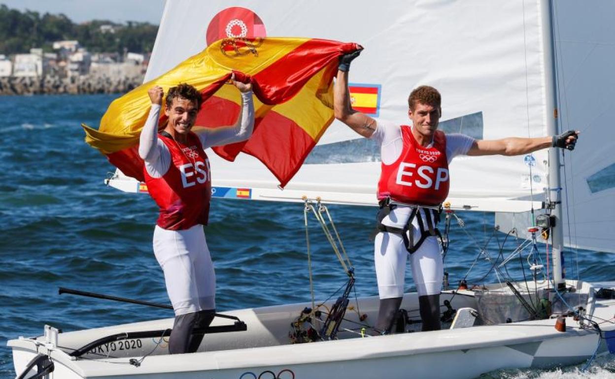 Los españoles Jordi Xammar (i) y Nicolás Rodríguez celebran tras ganar medalla de bronce en el 470 