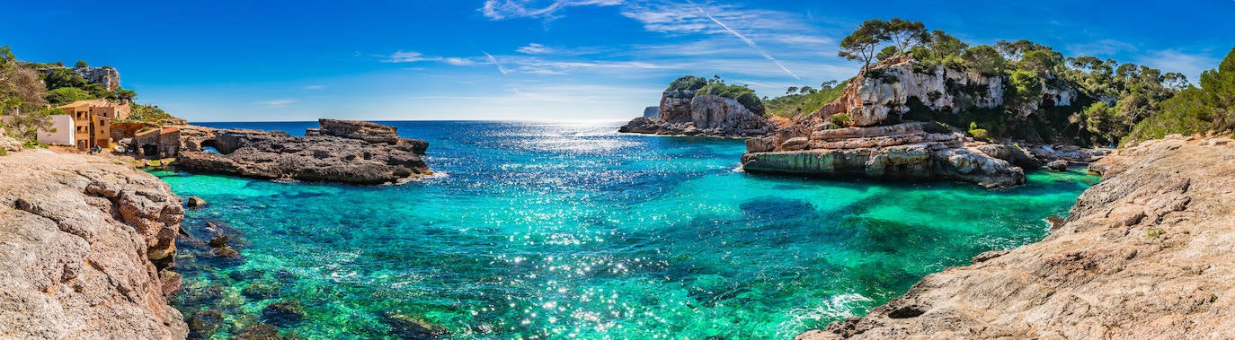 MALLORCA | Puntuación de 80 sobre 100 y una temperatura de 24 °C en temporada alta y de 13 °C en temporada baja. Es una de las islas con el precio medio de alojamiento más caro; 109 euros, y también una de las más populares entre los usuarios de Kayak (17,29 %) -así lo confirman sus 1.556 vuelos semanales-.