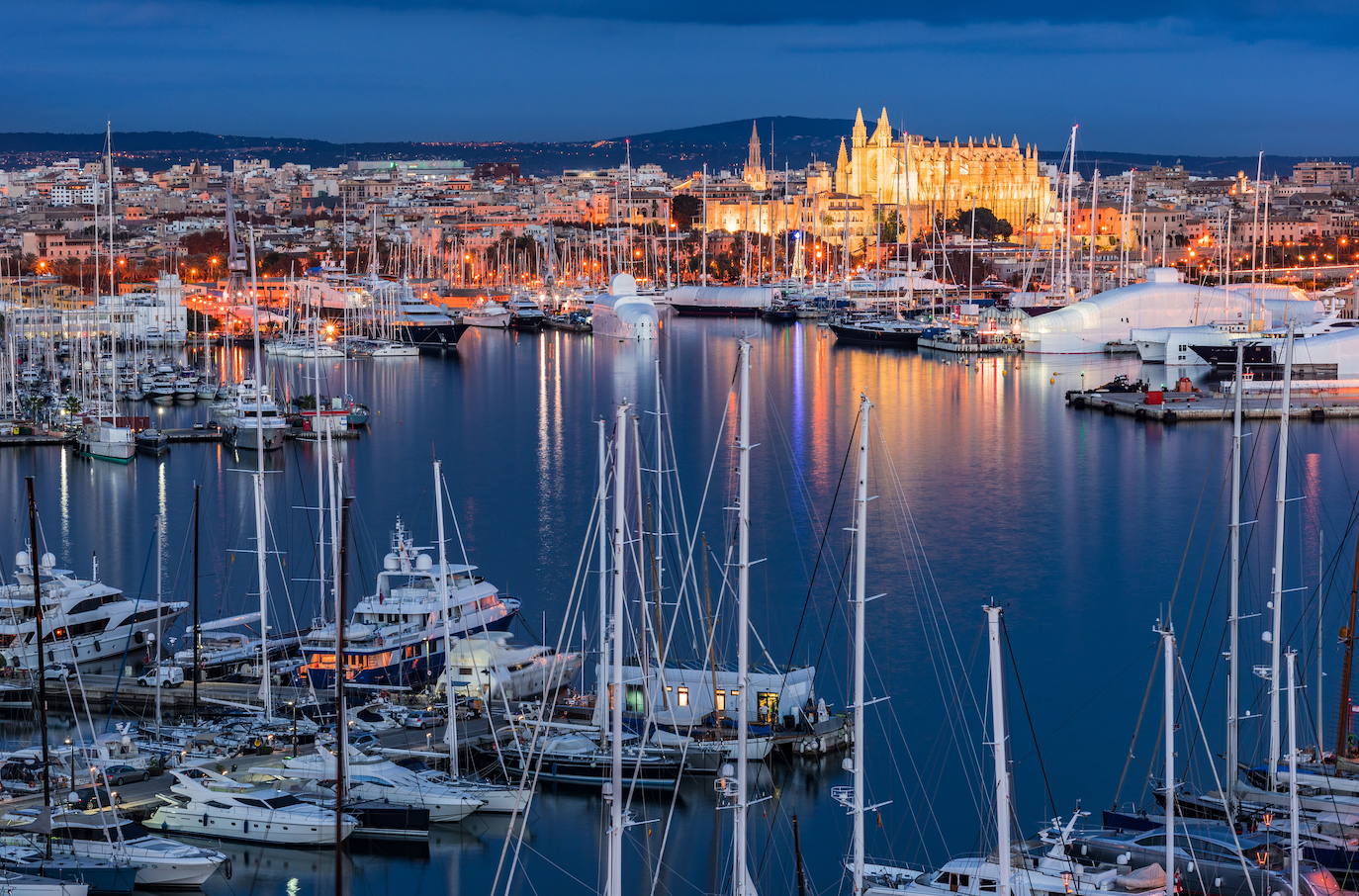 MALLORCA | Puntuación de 80 sobre 100 y una temperatura de 24 °C en temporada alta y de 13 °C en temporada baja. Es una de las islas con el precio medio de alojamiento más caro; 109 euros, y también una de las más populares entre los usuarios de Kayak (17,29 %) -así lo confirman sus 1.556 vuelos semanales-.