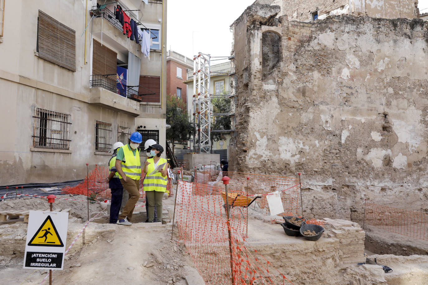 Fotos: Hallan restos de 18 niños junto a la muralla islámica de Valencia