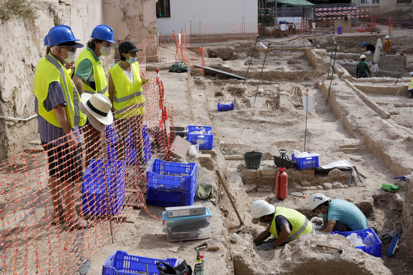 Fotos: Hallan restos de 18 niños junto a la muralla islámica de Valencia