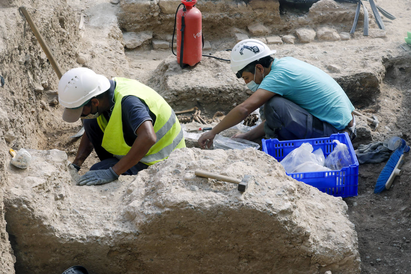 Fotos: Hallan restos de 18 niños junto a la muralla islámica de Valencia