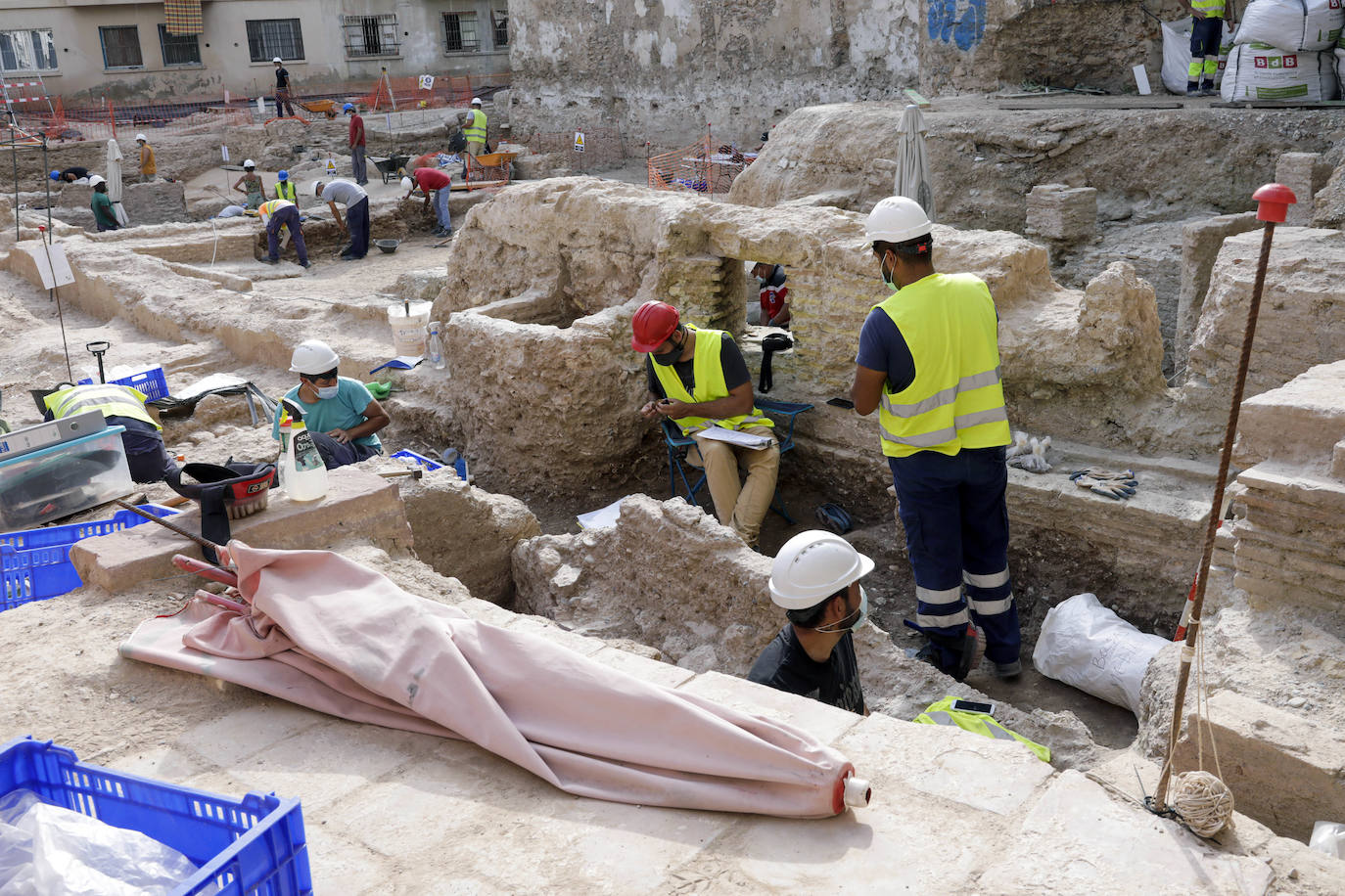 Fotos: Hallan restos de 18 niños junto a la muralla islámica de Valencia