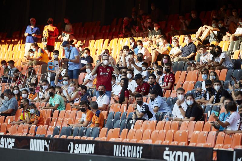 Fotos: Valencia - Milan en Mestalla sin distancia de seguridad