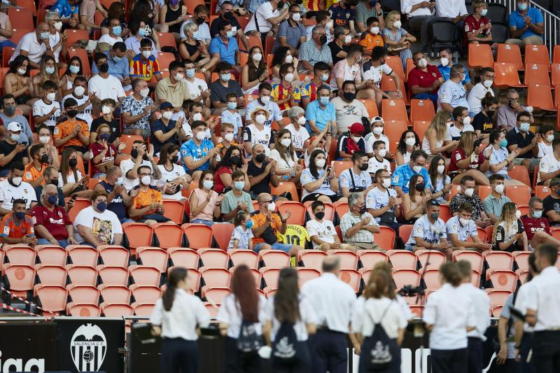 Fotos: Valencia - Milan en Mestalla sin distancia de seguridad