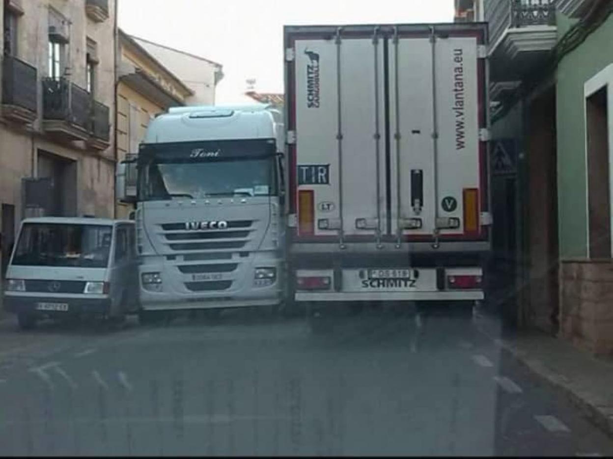 Dos camiones atascados en la carretera provincial que cruza Pedralba y que usan 3.000 vehículos a diario. lp