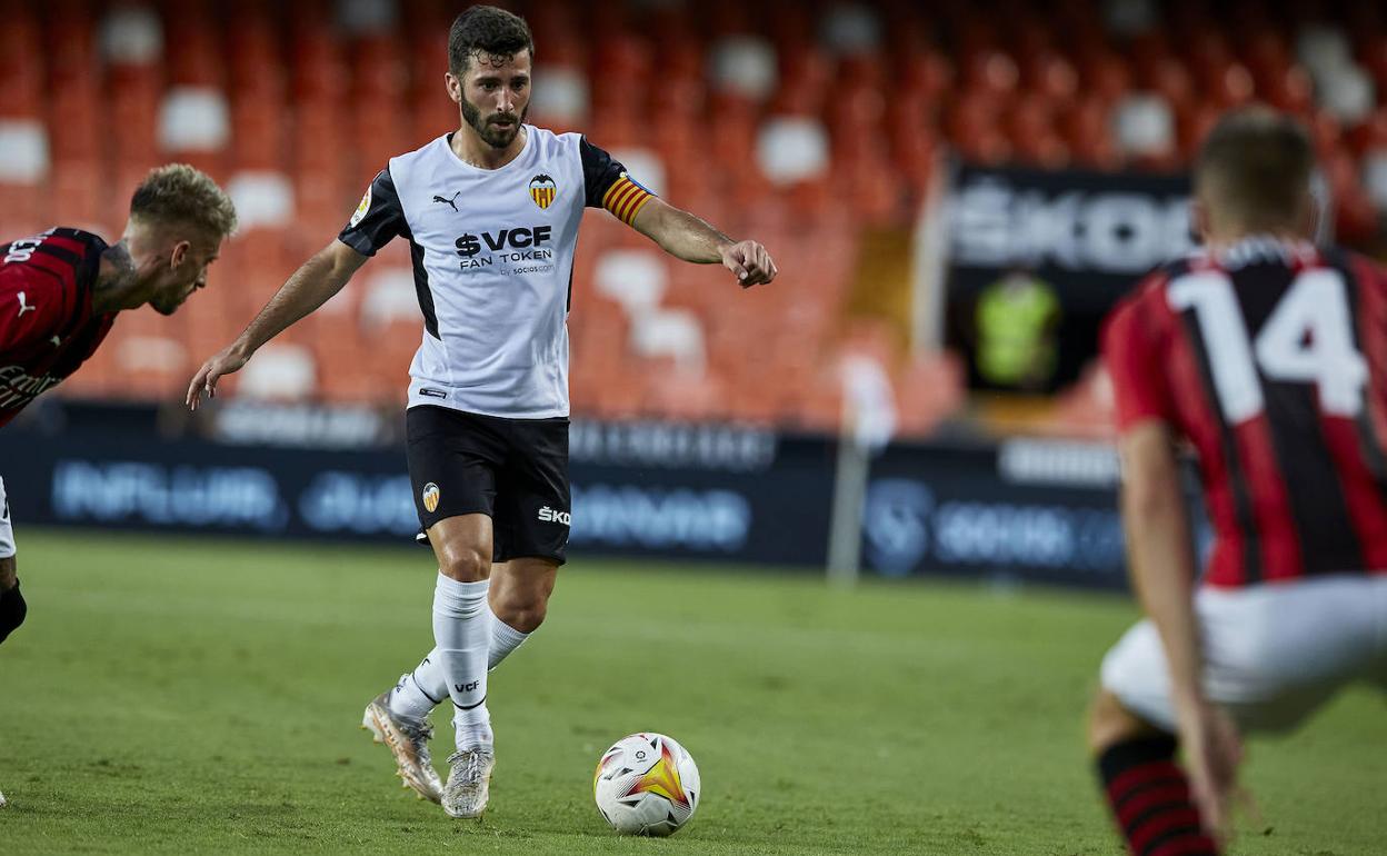 Gayà controla el balón durante el partido de ayer en Mestalla antes de la lesión. 