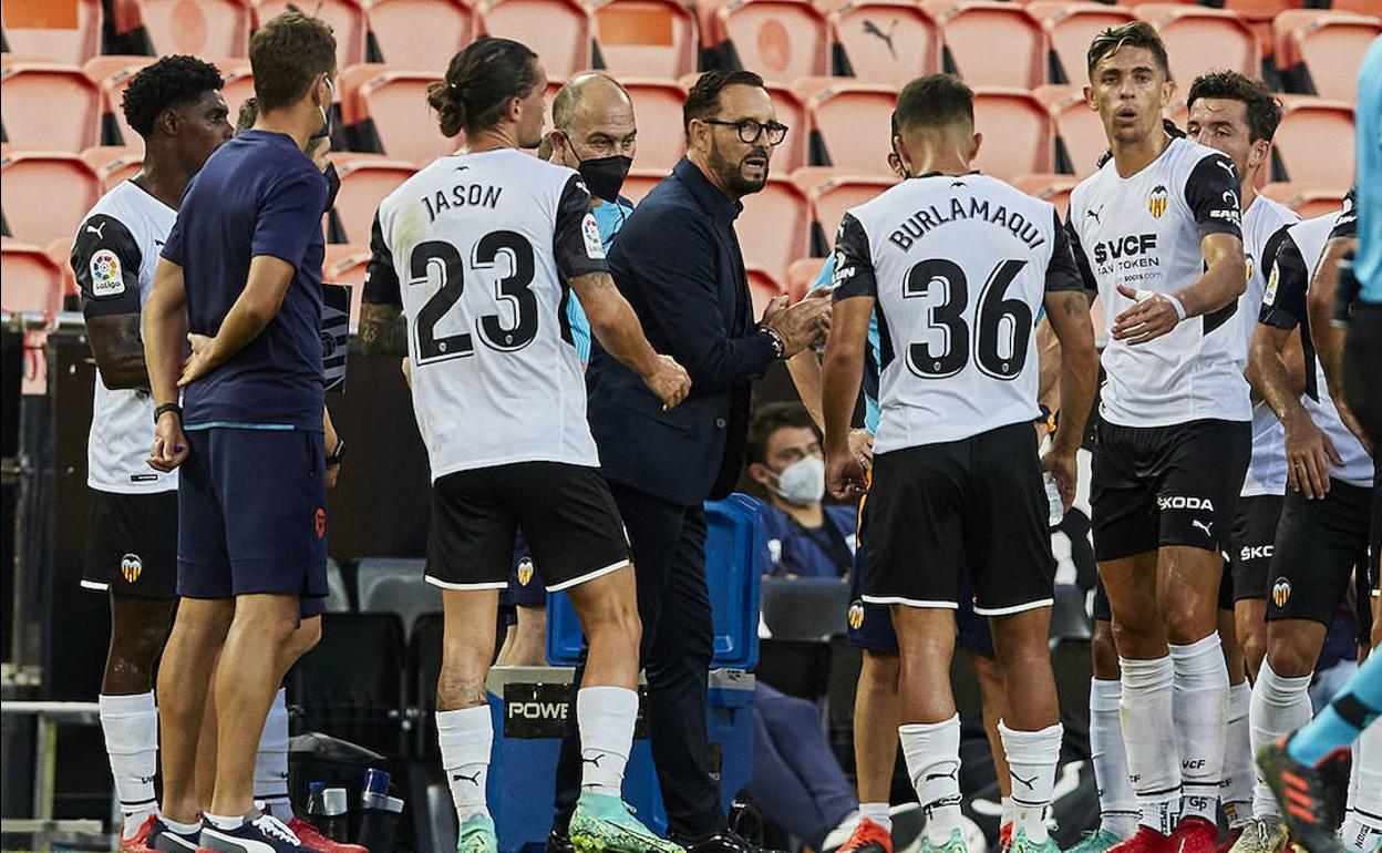 José Bordalás dando indicaciones a sus jugadores durante la pausa para la hidratación ante el Milán