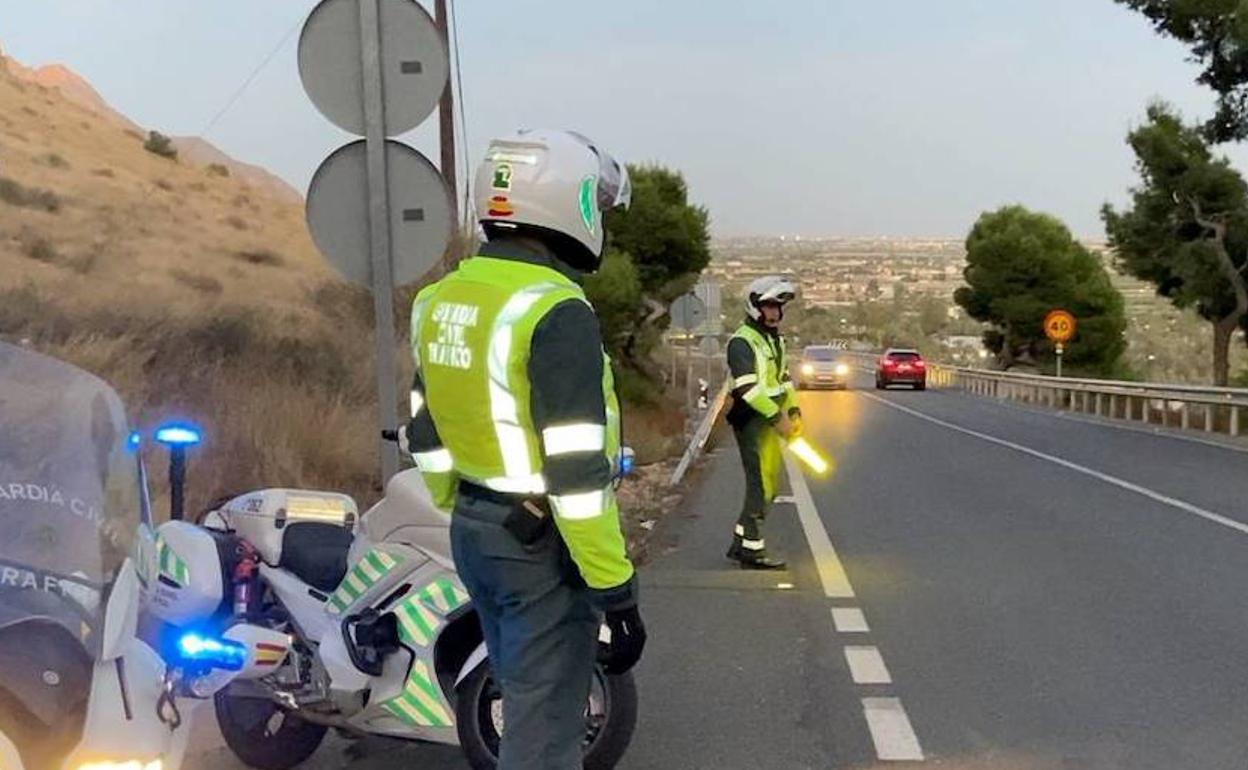 La Guardia Civil interceptó al camionero en la autovía A-7 cerca de Castalla. 