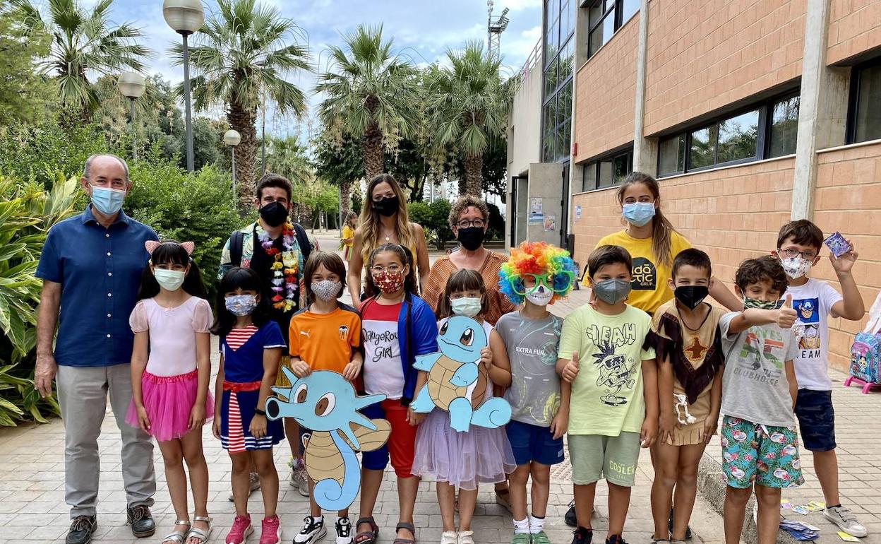 El alcalde, Paco Comes, con un grupo de alumnos. 