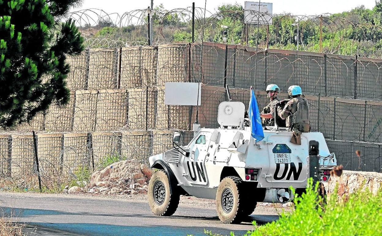 Un blindado de los Cascos Azules de la ONU patrulla en la frontera entre Líbano e Israel.