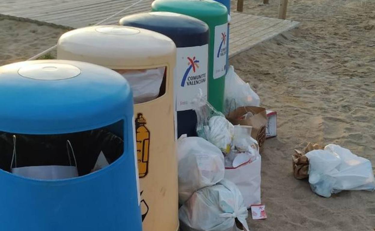 Papeleras de una playa de Dénia. 