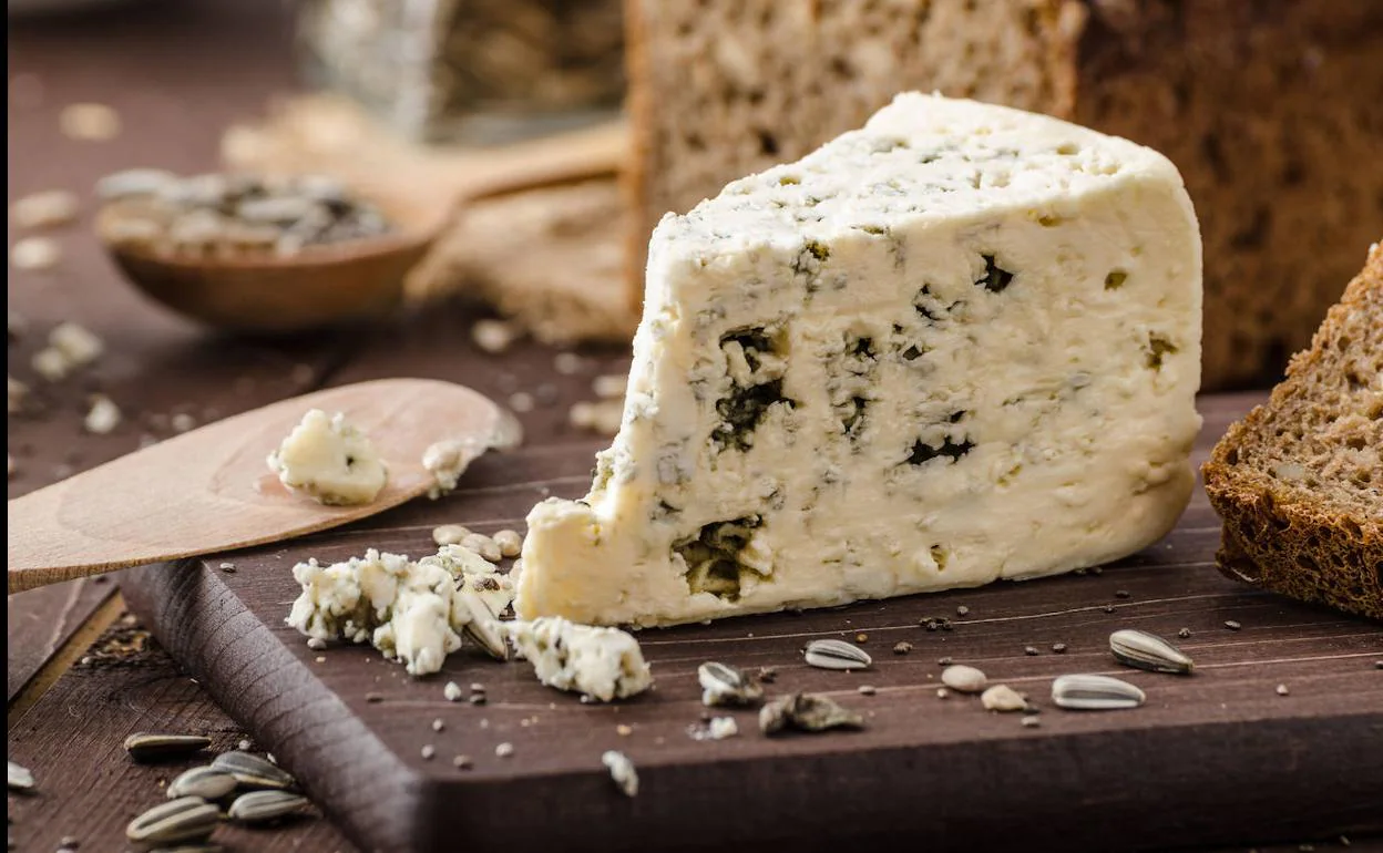 El queso puede comerse si retiramos la parte con moho.