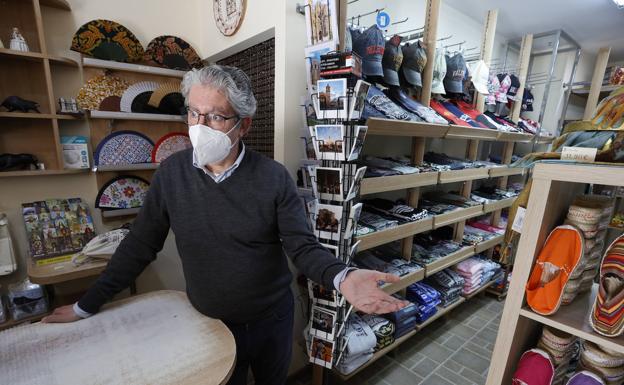 Emilio, con una tienda en la plaza de la Reina. 