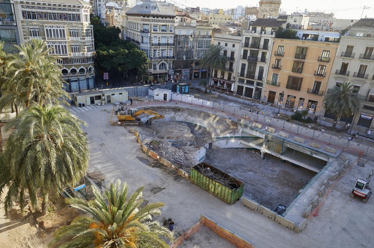 Demolición del antiguo acceso del aparcamiento de la plaza de la Reina, a principios de julio. iván arlandis