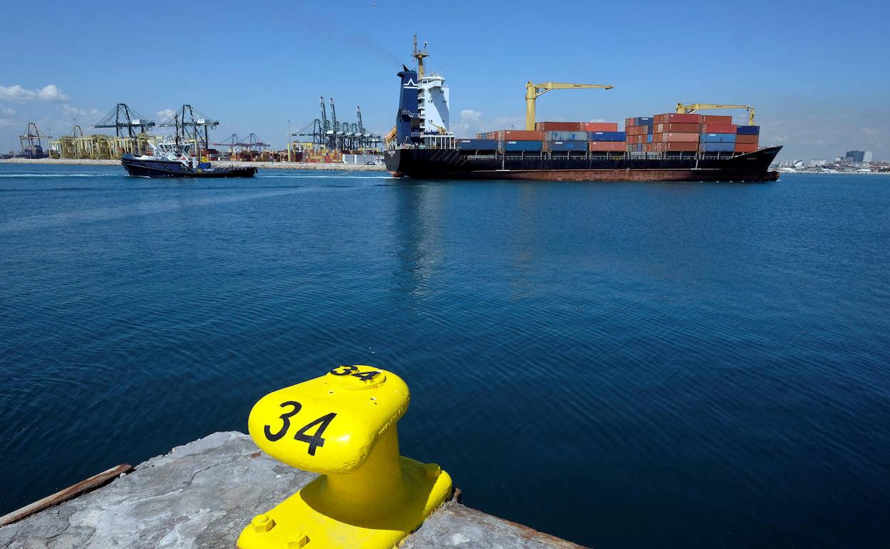 Un portacontenedores accede al puerto de Valencia. 