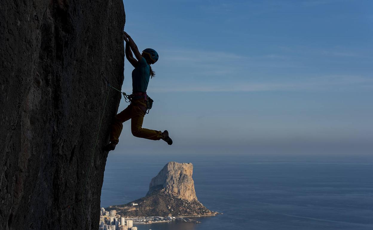 Deportista escalando en un paraje de Calpe. 